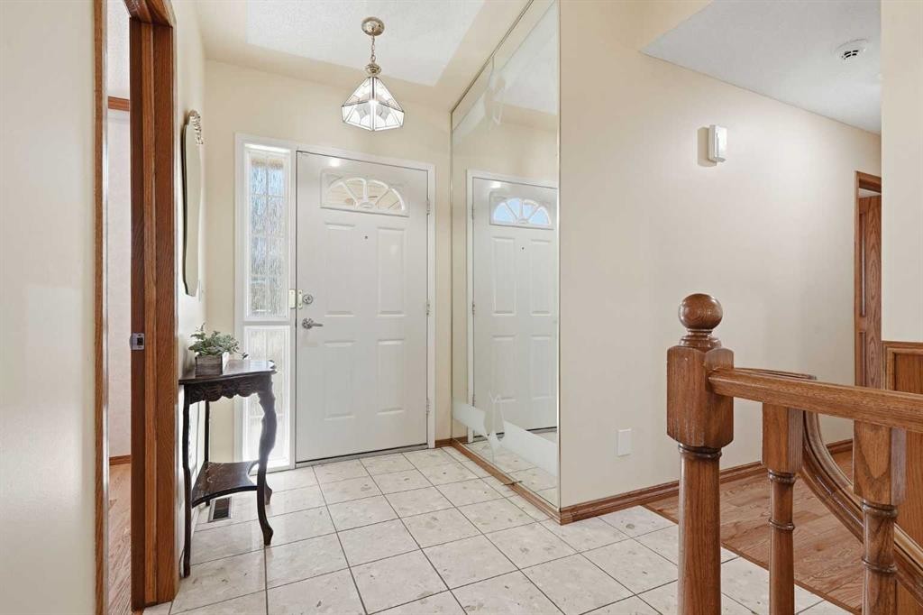 135 Shawnee Rise Sw, Calgary, AB - Indoor Photo Showing Other Room
