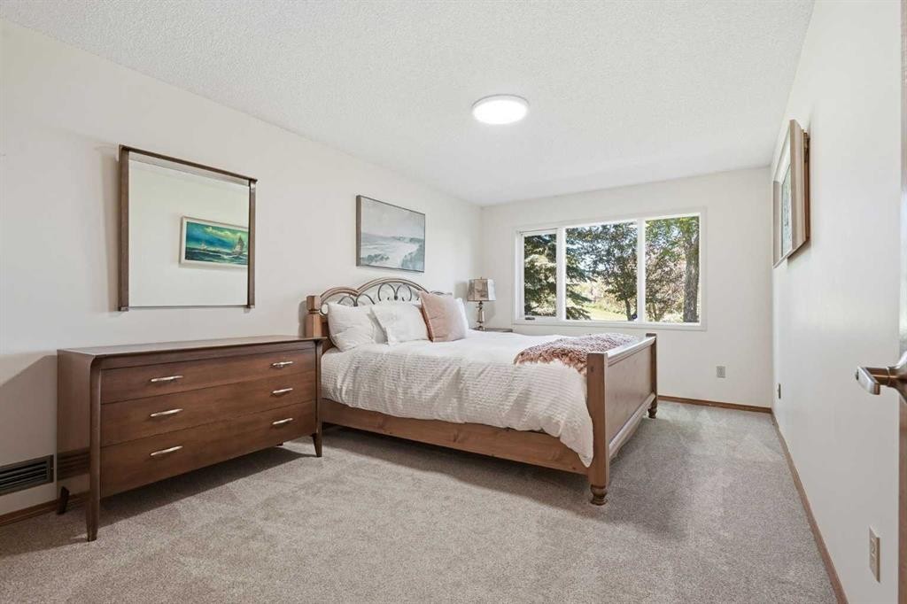 135 Shawnee Rise Sw, Calgary, AB - Indoor Photo Showing Bedroom