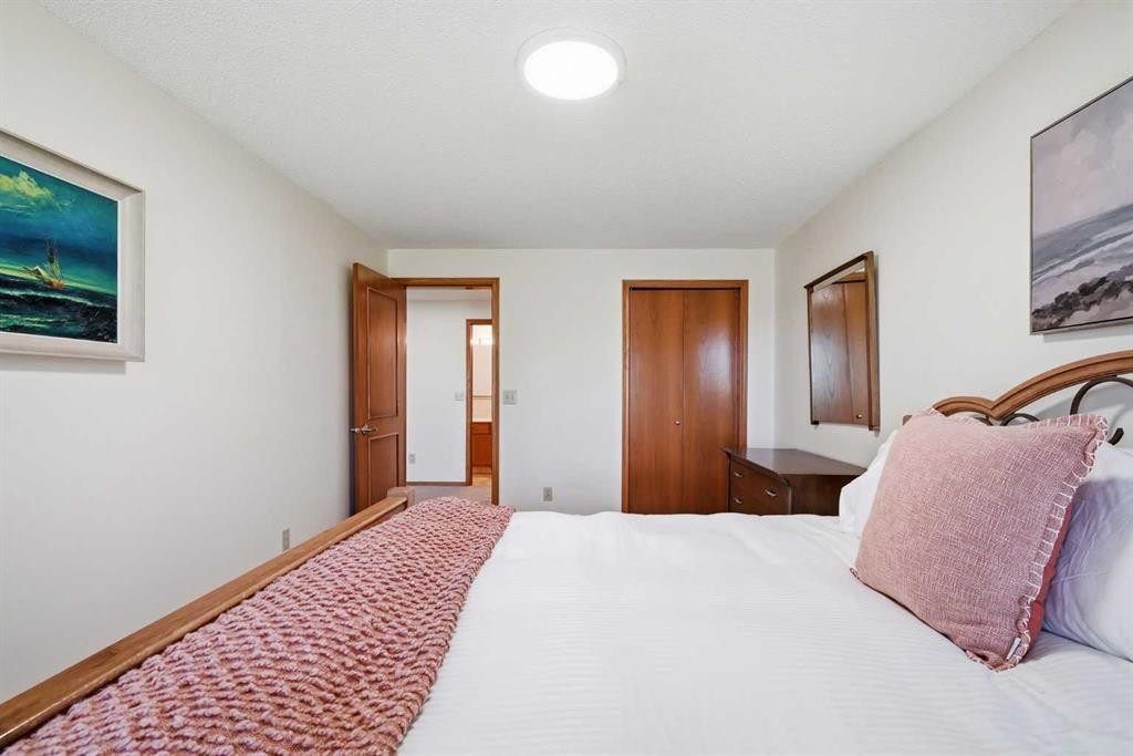 135 Shawnee Rise Sw, Calgary, AB - Indoor Photo Showing Bedroom