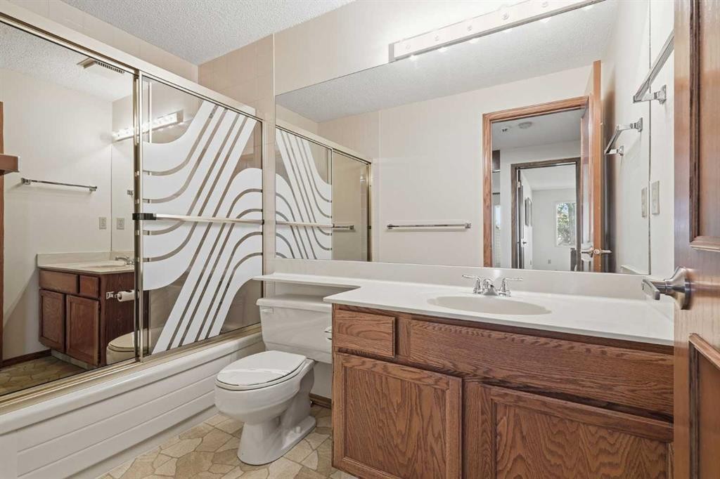 135 Shawnee Rise Sw, Calgary, AB - Indoor Photo Showing Bathroom