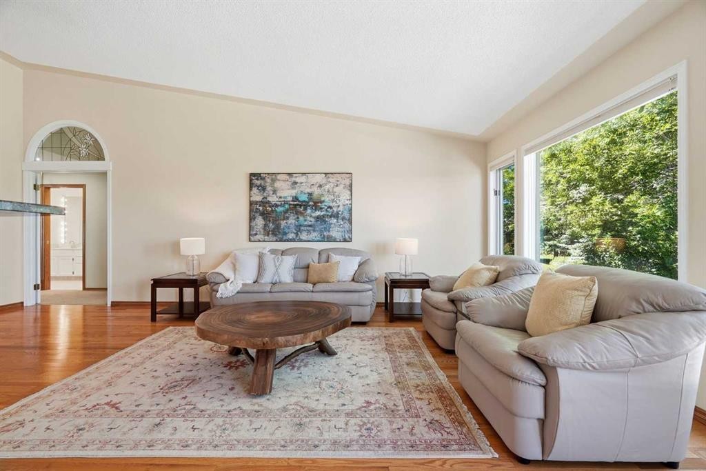 135 Shawnee Rise Sw, Calgary, AB - Indoor Photo Showing Living Room