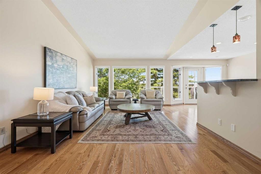 135 Shawnee Rise Sw, Calgary, AB - Indoor Photo Showing Living Room