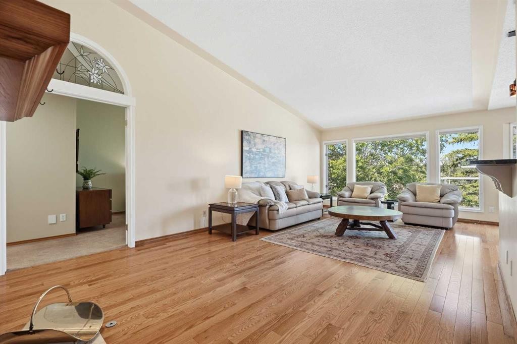 135 Shawnee Rise Sw, Calgary, AB - Indoor Photo Showing Living Room