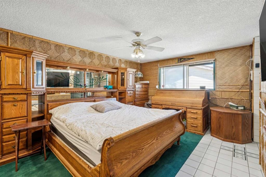 4819 Rundlewood Drive Ne, Calgary, AB - Indoor Photo Showing Bedroom
