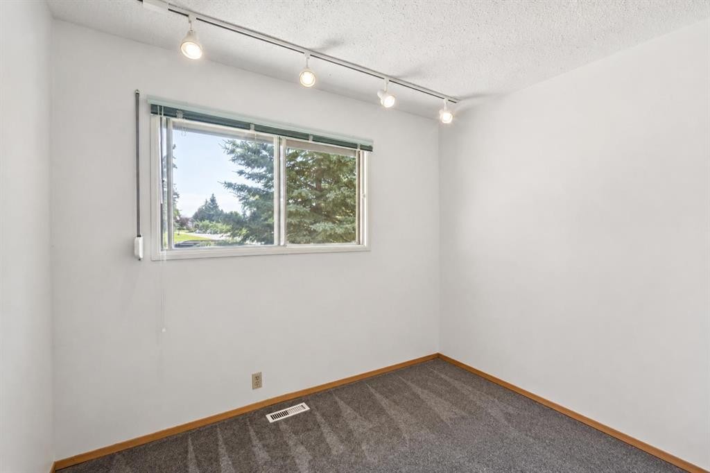 4819 Rundlewood Drive Ne, Calgary, AB - Indoor Photo Showing Other Room