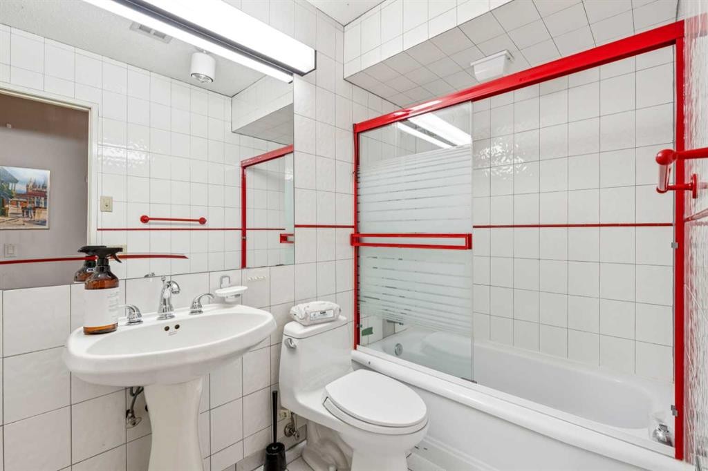 4819 Rundlewood Drive Ne, Calgary, AB - Indoor Photo Showing Bathroom