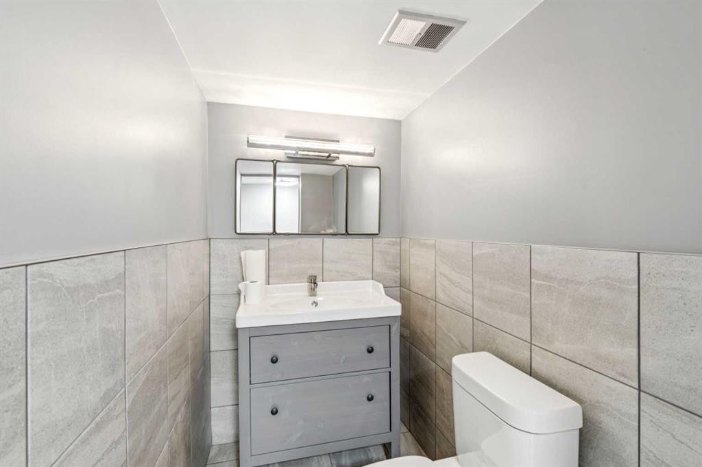 4819 Rundlewood Drive Ne, Calgary, AB - Indoor Photo Showing Bathroom