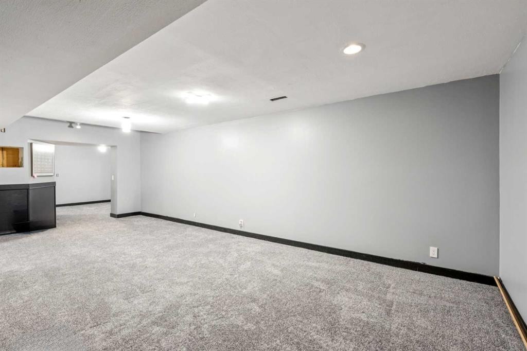 4819 Rundlewood Drive Ne, Calgary, AB - Indoor Photo Showing Other Room