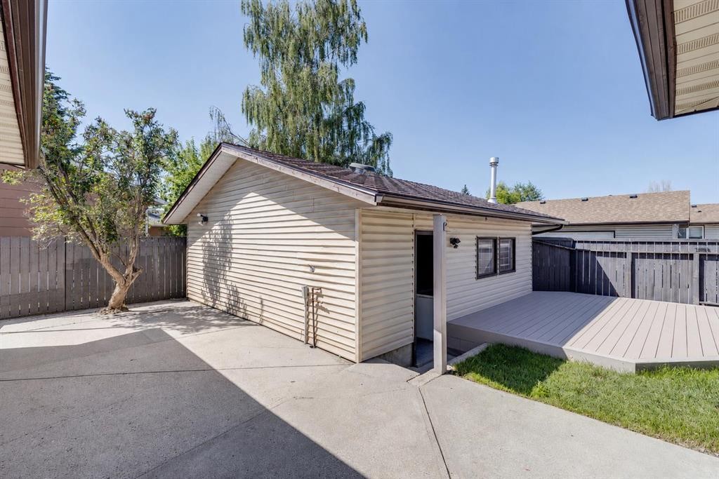 4819 Rundlewood Drive Ne, Calgary, AB - Outdoor With Exterior