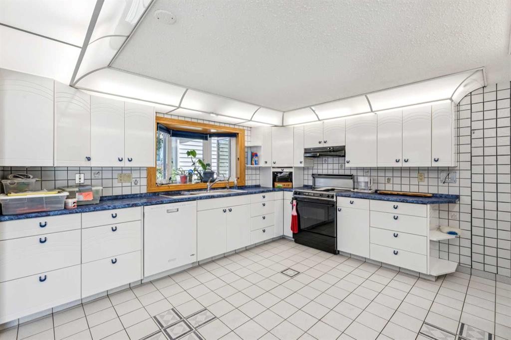 4819 Rundlewood Drive Ne, Calgary, AB - Indoor Photo Showing Kitchen