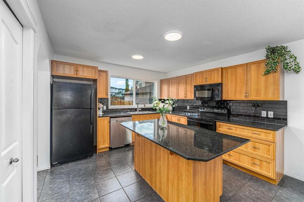 15 Panora Square Nw, Calgary, AB - Indoor Photo Showing Kitchen