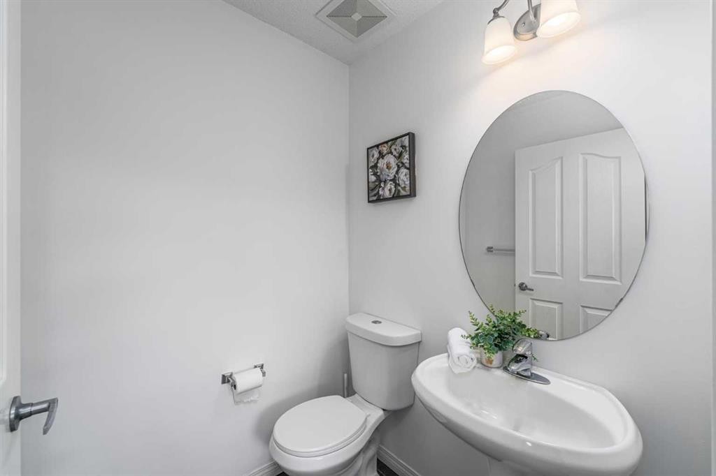 15 Panora Square Nw, Calgary, AB - Indoor Photo Showing Bathroom