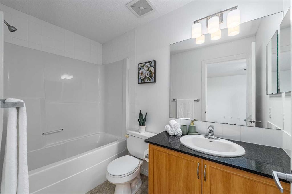 15 Panora Square Nw, Calgary, AB - Indoor Photo Showing Bathroom