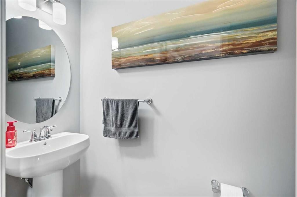 206 Lucas Crescent Nw, Calgary, AB - Indoor Photo Showing Bathroom