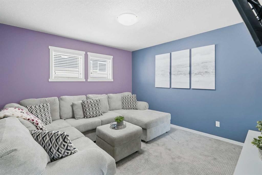 206 Lucas Crescent Nw, Calgary, AB - Indoor Photo Showing Living Room