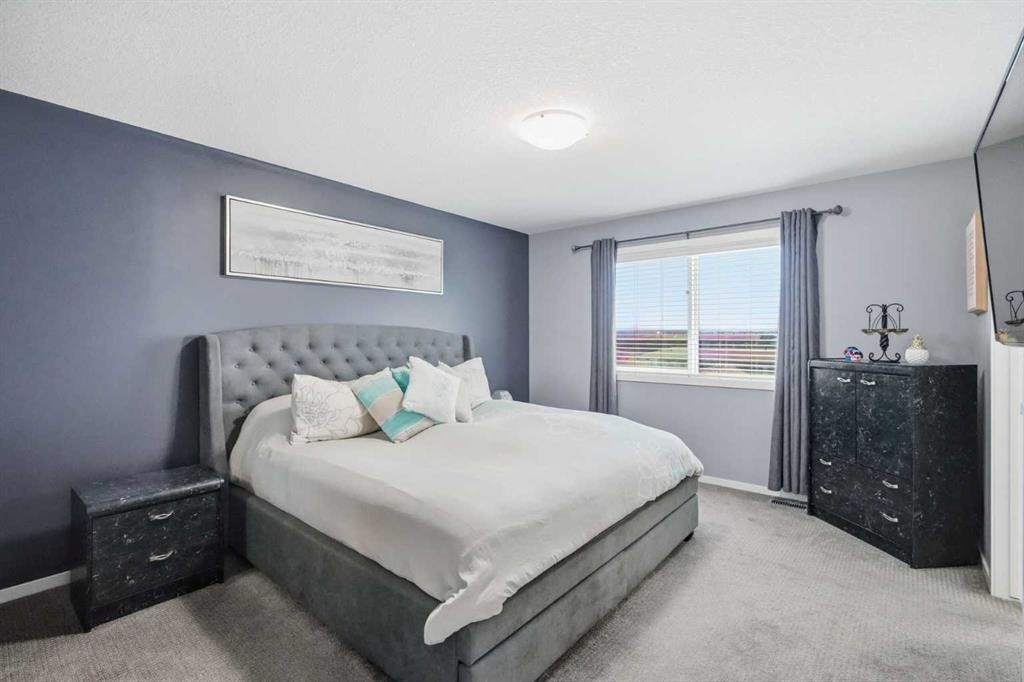 206 Lucas Crescent Nw, Calgary, AB - Indoor Photo Showing Bedroom