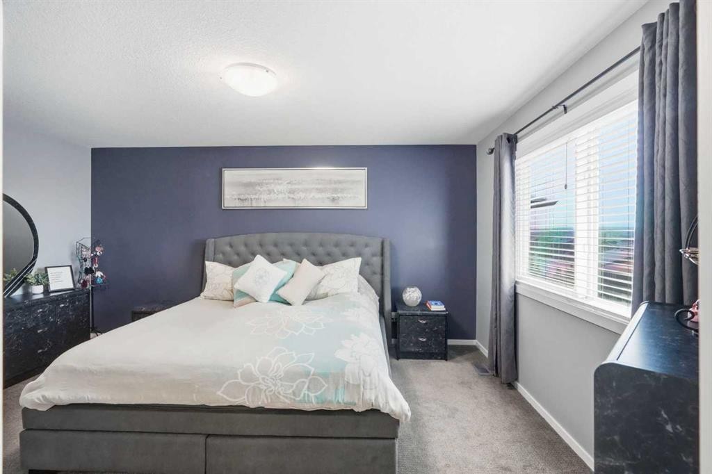 206 Lucas Crescent Nw, Calgary, AB - Indoor Photo Showing Bedroom