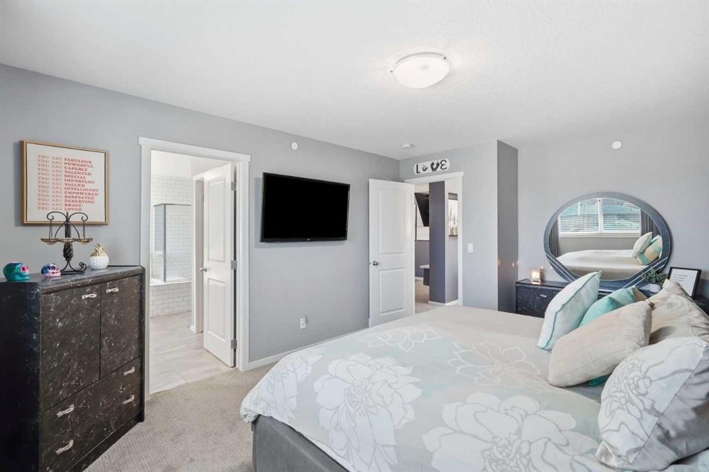 206 Lucas Crescent Nw, Calgary, AB - Indoor Photo Showing Bedroom