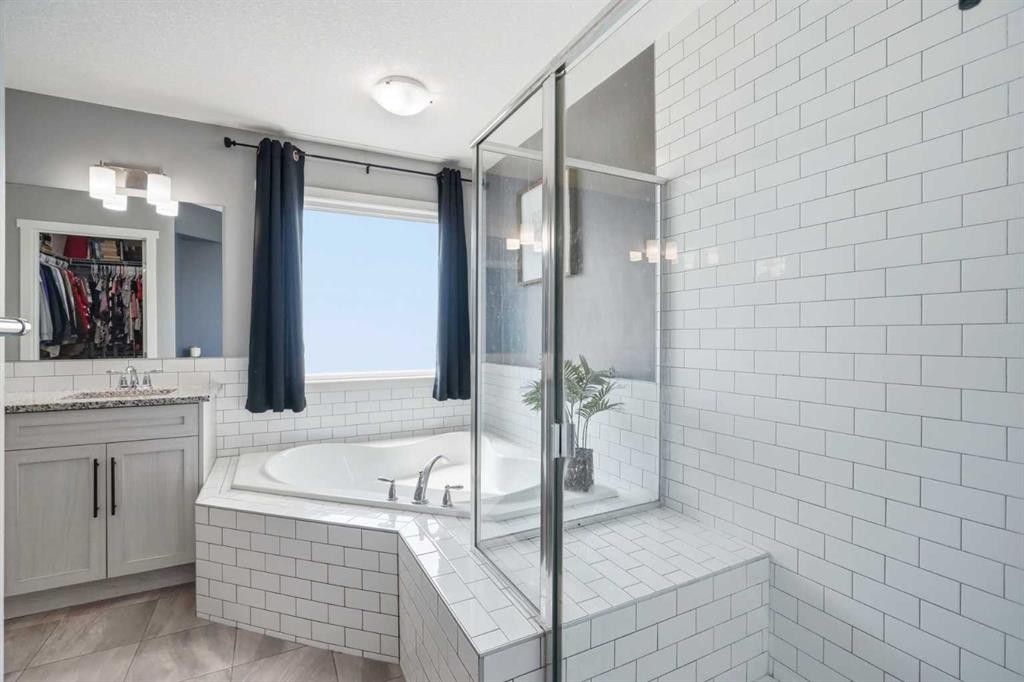 206 Lucas Crescent Nw, Calgary, AB - Indoor Photo Showing Bathroom