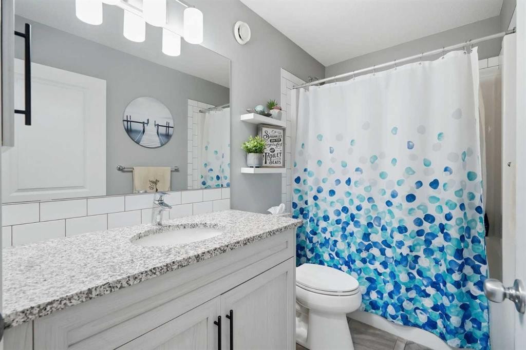 206 Lucas Crescent Nw, Calgary, AB - Indoor Photo Showing Bathroom