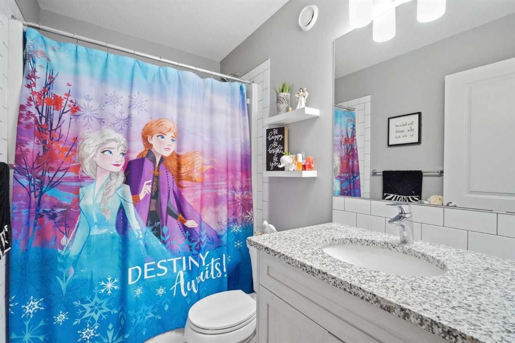 206 Lucas Crescent Nw, Calgary, AB - Indoor Photo Showing Bathroom