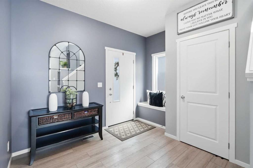 206 Lucas Crescent Nw, Calgary, AB - Indoor Photo Showing Other Room