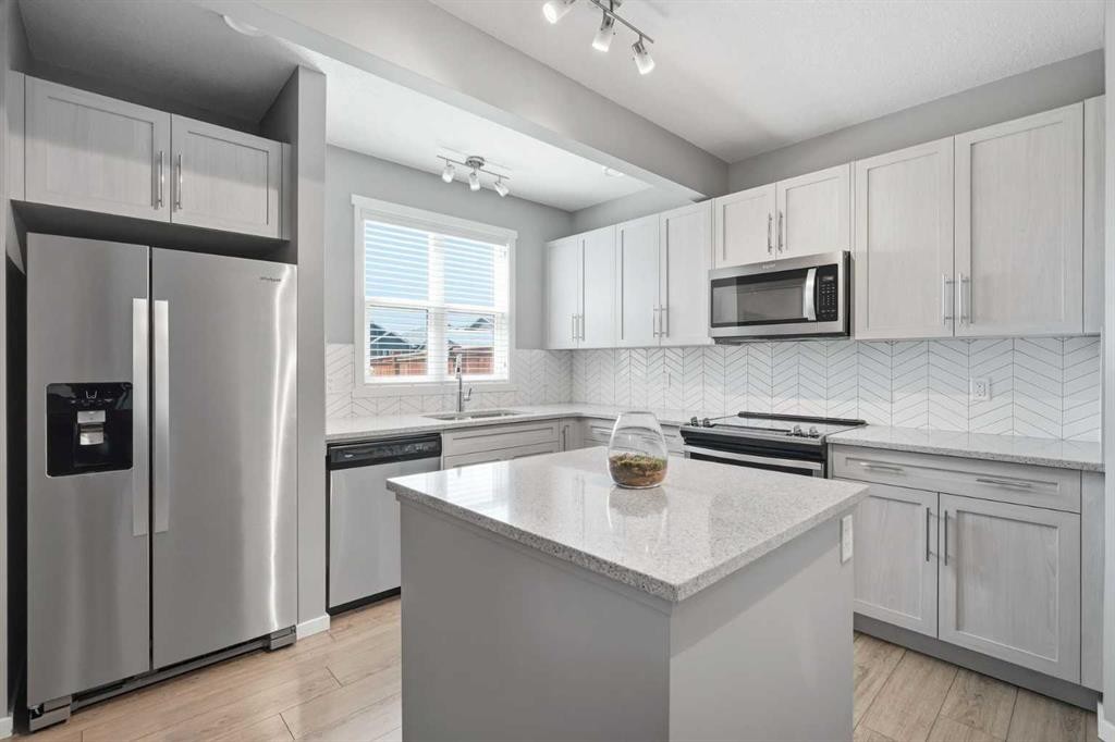 206 Lucas Crescent Nw, Calgary, AB - Indoor Photo Showing Kitchen With Upgraded Kitchen