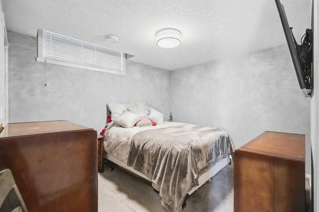 206 Lucas Crescent Nw, Calgary, AB - Indoor Photo Showing Bedroom