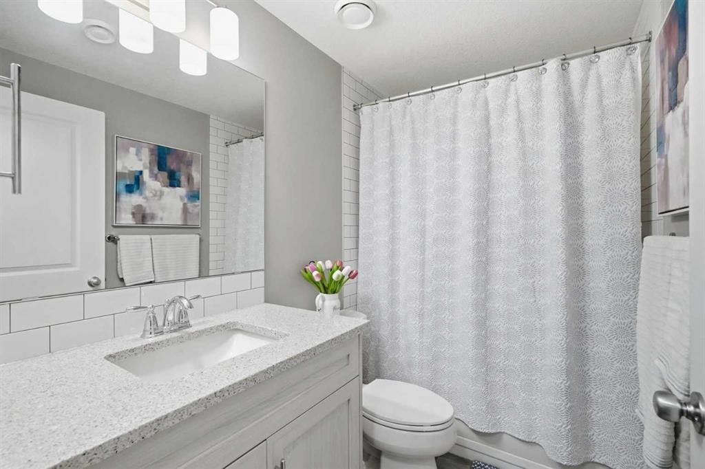 206 Lucas Crescent Nw, Calgary, AB - Indoor Photo Showing Bathroom
