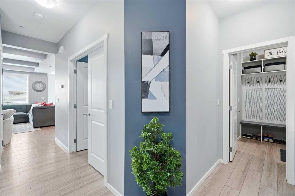 206 Lucas Crescent Nw, Calgary, AB - Indoor Photo Showing Other Room