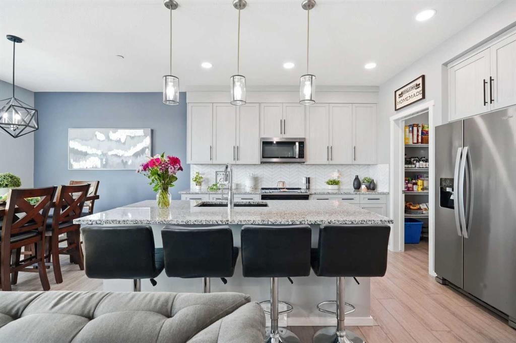 206 Lucas Crescent Nw, Calgary, AB - Indoor Photo Showing Kitchen With Upgraded Kitchen