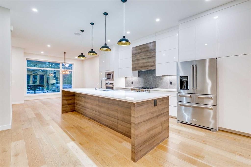 2039 44 Avenue Sw, Calgary, AB - Indoor Photo Showing Kitchen With Upgraded Kitchen