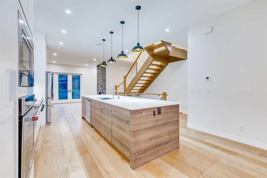 2039 44 Avenue Sw, Calgary, AB - Indoor Photo Showing Kitchen