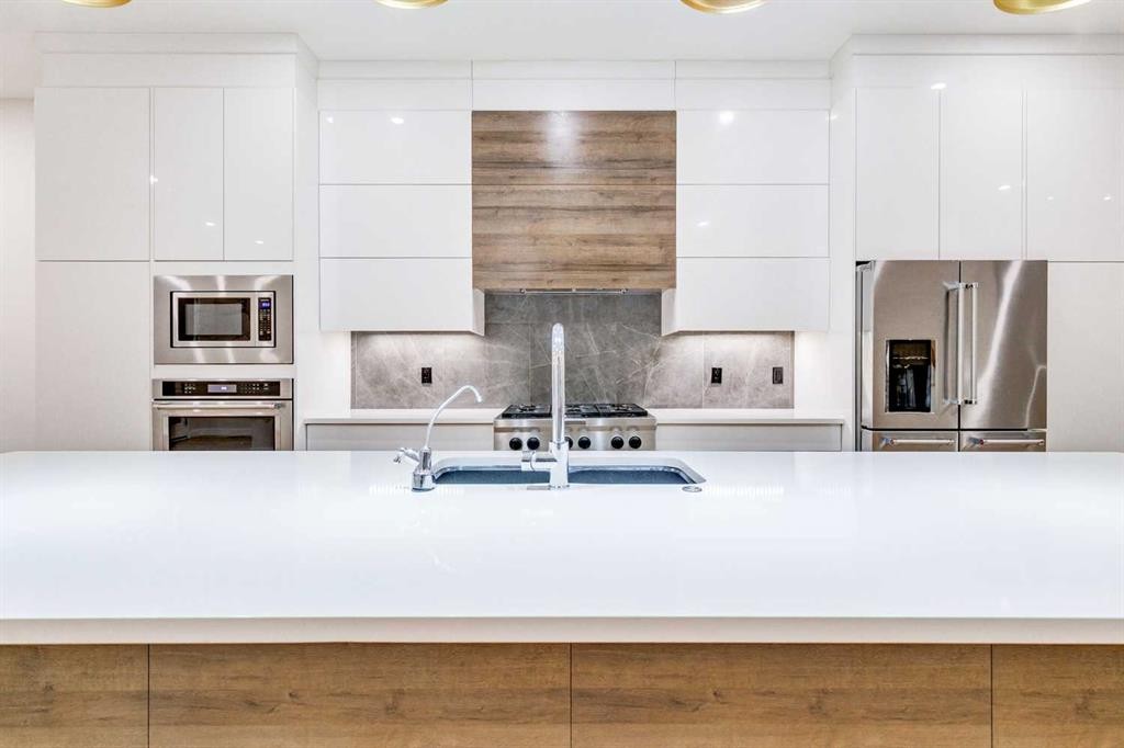 2039 44 Avenue Sw, Calgary, AB - Indoor Photo Showing Kitchen With Upgraded Kitchen