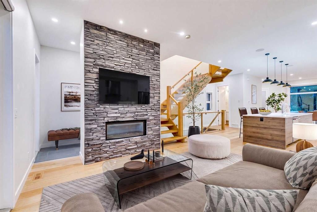 2039 44 Avenue Sw, Calgary, AB - Indoor Photo Showing Living Room With Fireplace