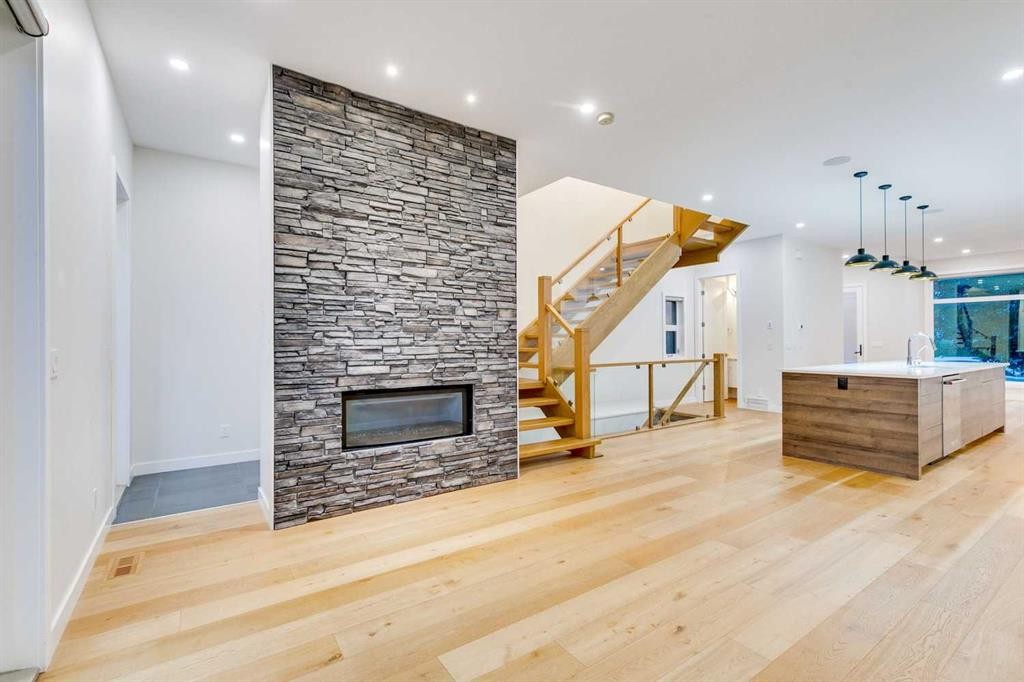 2039 44 Avenue Sw, Calgary, AB - Indoor Photo Showing Living Room With Fireplace
