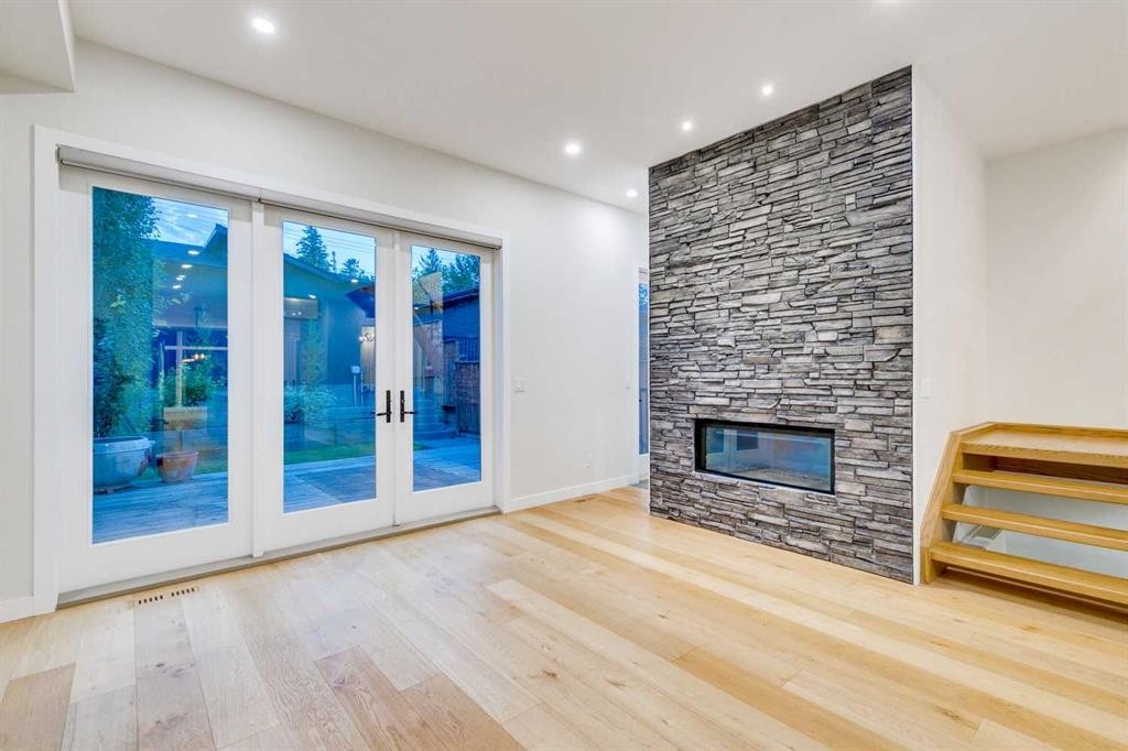 2039 44 Avenue Sw, Calgary, AB - Indoor With Fireplace