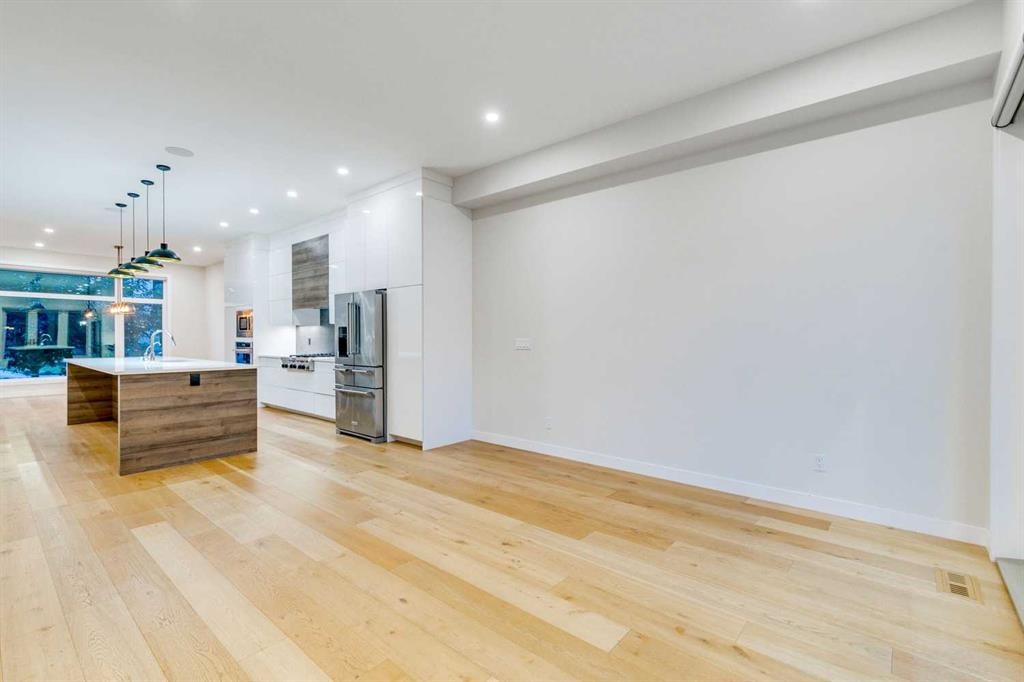 2039 44 Avenue Sw, Calgary, AB - Indoor Photo Showing Kitchen
