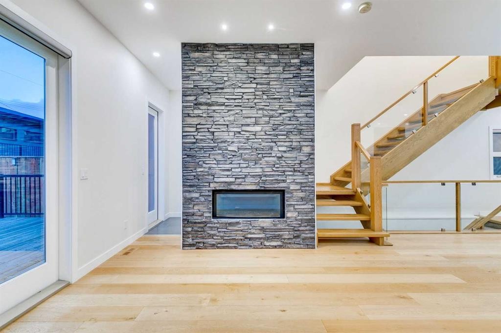 2039 44 Avenue Sw, Calgary, AB - Indoor With Fireplace