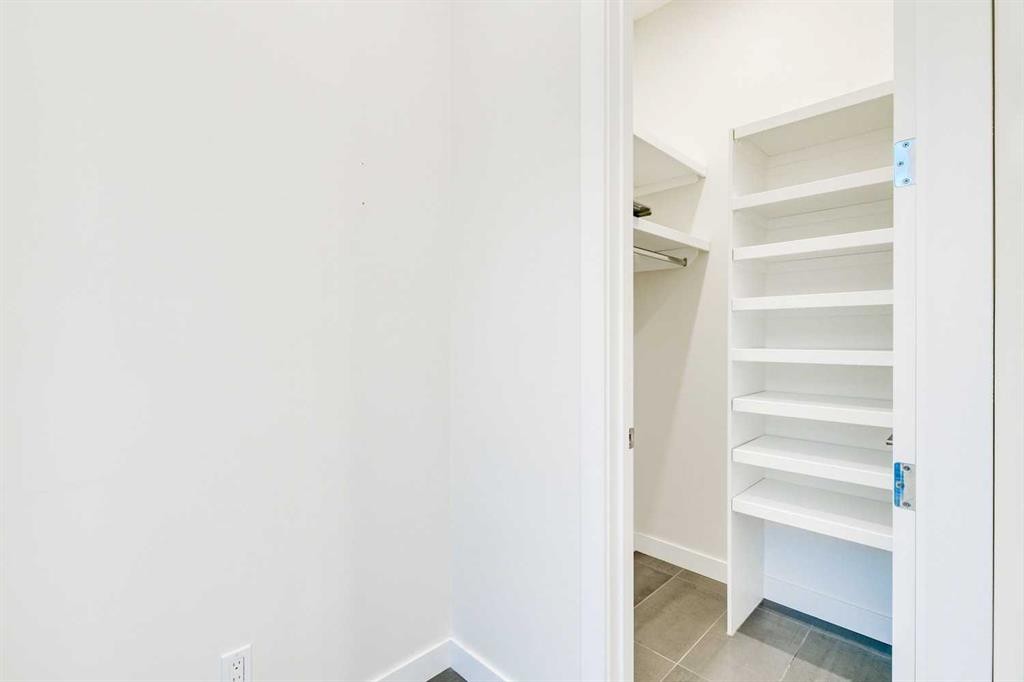 2039 44 Avenue Sw, Calgary, AB - Indoor