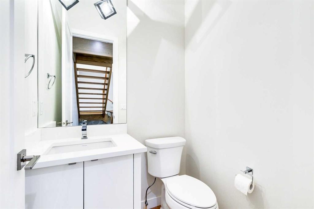 2039 44 Avenue Sw, Calgary, AB - Indoor Photo Showing Bathroom