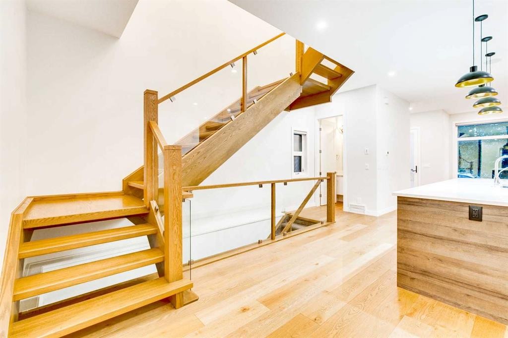 2039 44 Avenue Sw, Calgary, AB - Indoor Photo Showing Other Room