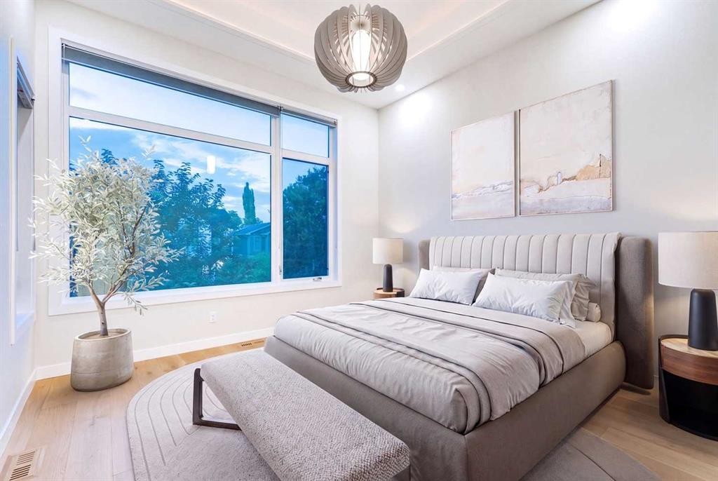 2039 44 Avenue Sw, Calgary, AB - Indoor Photo Showing Bedroom