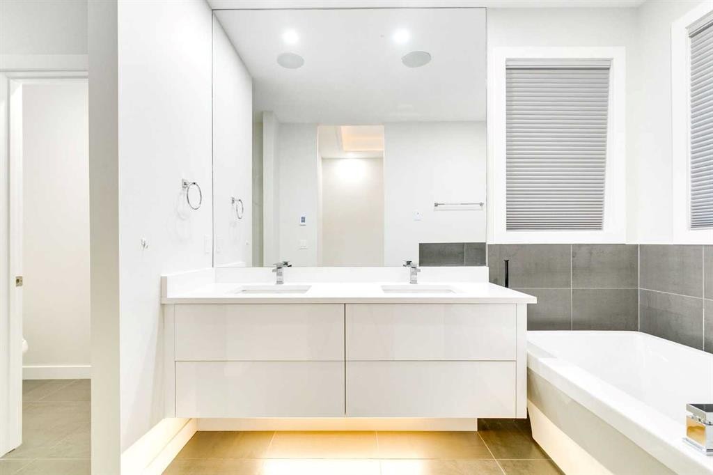 2039 44 Avenue Sw, Calgary, AB - Indoor Photo Showing Bathroom