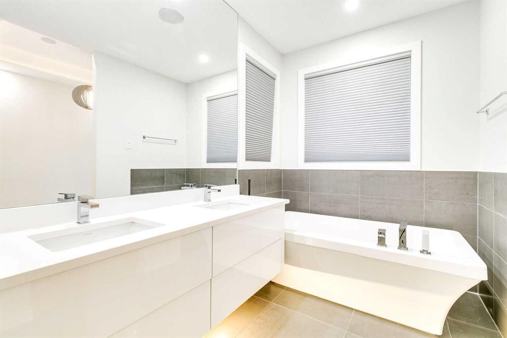 2039 44 Avenue Sw, Calgary, AB - Indoor Photo Showing Bathroom