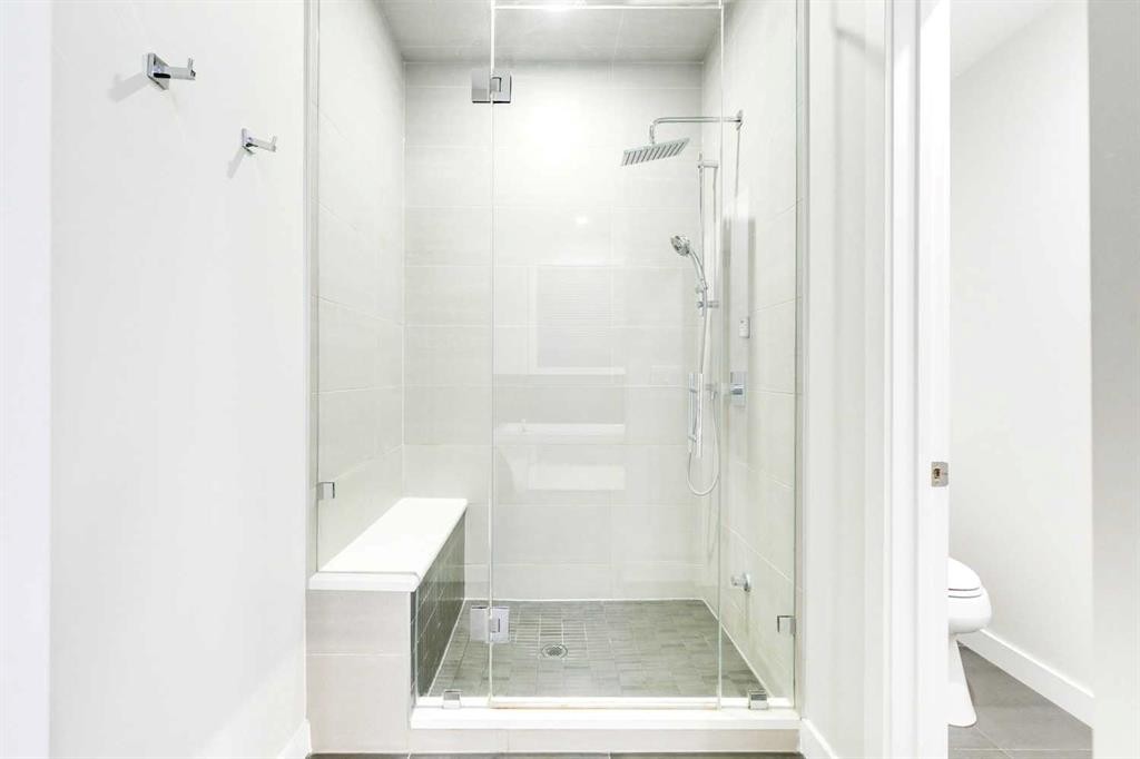 2039 44 Avenue Sw, Calgary, AB - Indoor Photo Showing Bathroom