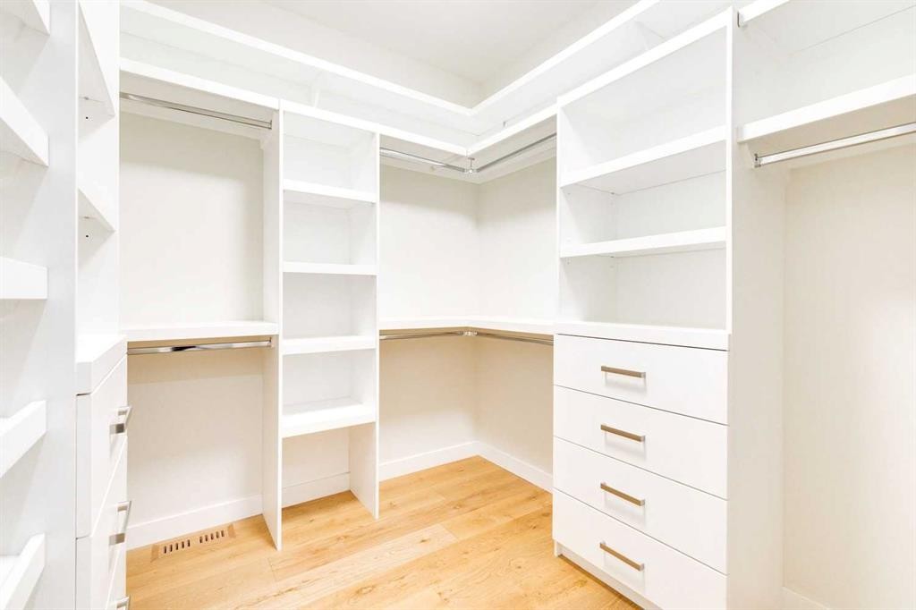 2039 44 Avenue Sw, Calgary, AB - Indoor With Storage