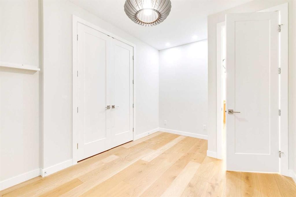 2039 44 Avenue Sw, Calgary, AB - Indoor Photo Showing Other Room