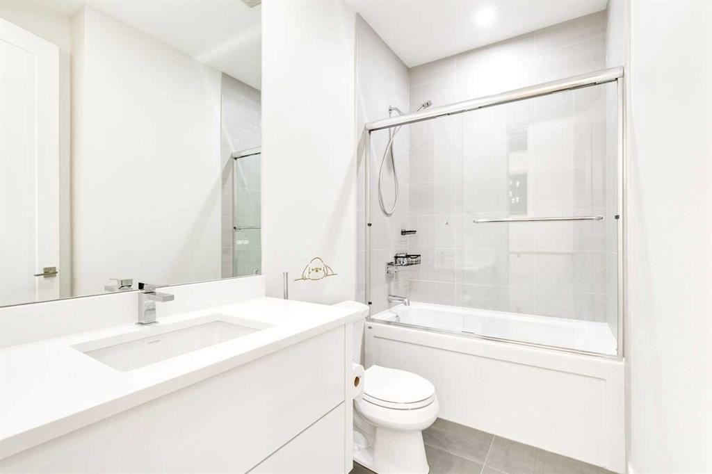 2039 44 Avenue Sw, Calgary, AB - Indoor Photo Showing Bathroom