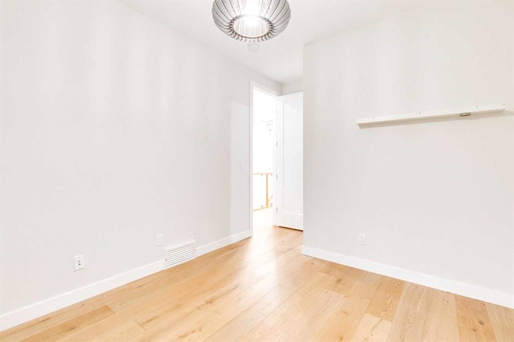 2039 44 Avenue Sw, Calgary, AB - Indoor Photo Showing Other Room